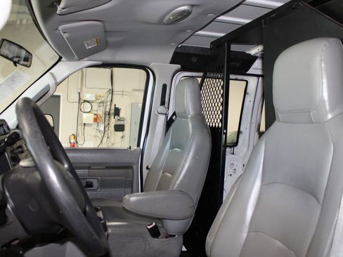 Used 2009 Ford E-350 and Econoline 350 Super Duty RWD image 17
