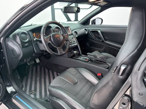 Used 2015 Nissan GT-R Premium AWD/4WD image 2