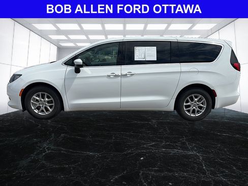 Used 2023 Chrysler Voyager LX FWD image 2