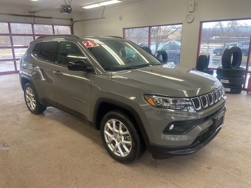 Certified 2023 Jeep Compass Latitude w/ Sun and Sound Group AWD/4WD image 1