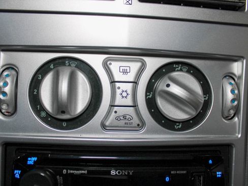 Used 2005 Chrysler Crossfire Limited image 38