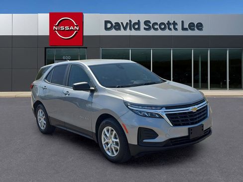 Used 2023 Chevrolet Equinox LS w/ LS Convenience Package image 3