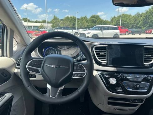 Used 2024 Chrysler Pacifica Touring-L FWD image 23