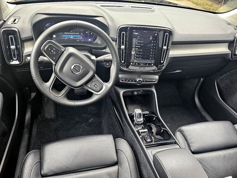 Used 2023 Volvo XC40 B5 Ultimate w/ Climate Package image 16