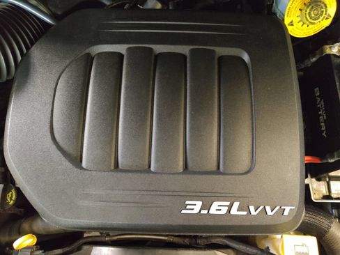 Used 2018 Dodge Grand Caravan SE w/ UConnect Hands-Free Group image 30