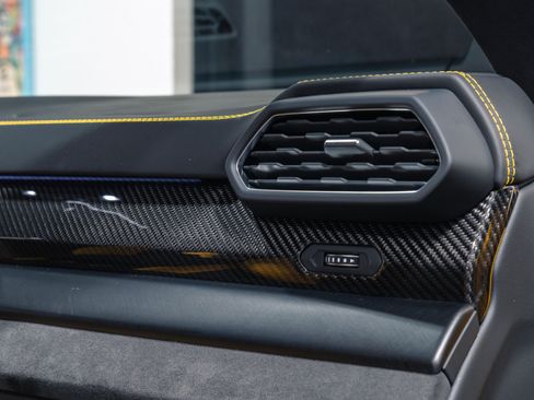 Used 2021 Lamborghini Urus AWD/4WD image 14