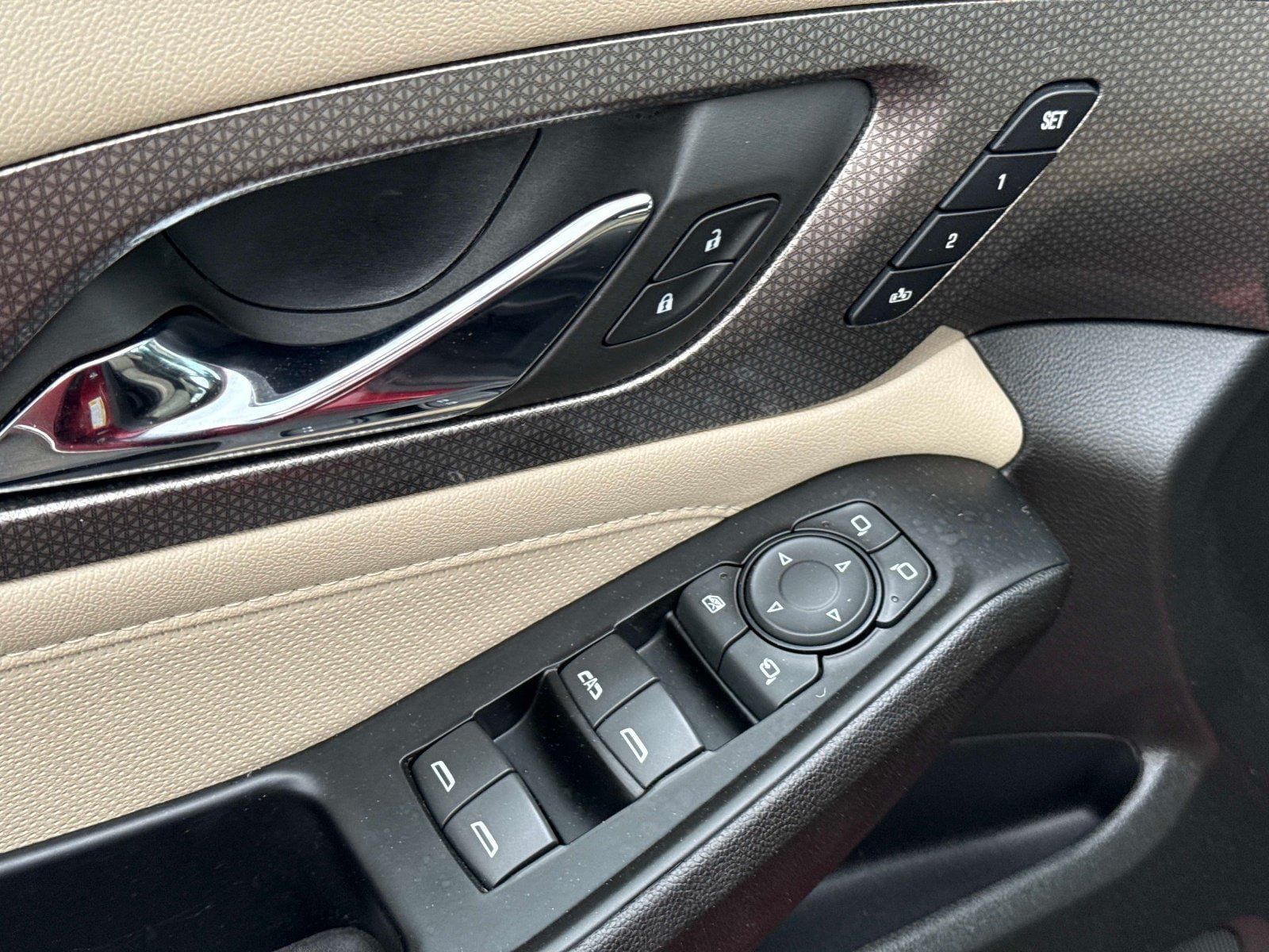 Used 2023 Chevrolet Traverse Premier FWD image 22