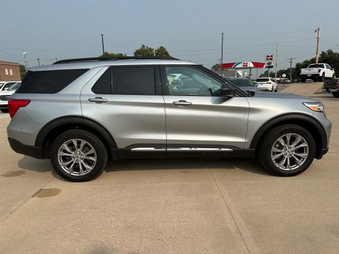 Used 2023 Ford Explorer XLT w/ Equipment Group 202A image 7