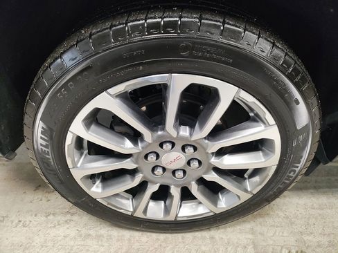 Used 2023 GMC Acadia Denali image 3