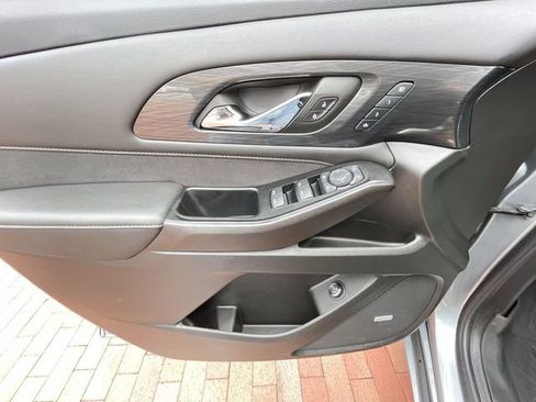Used 2023 Chevrolet Traverse High Country FWD image 10