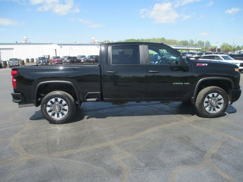 Used 2024 Chevrolet Silverado 2500 Custom w/ Custom Value Package image 5