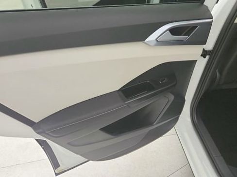 Used 2025 Volkswagen Taos SE image 19