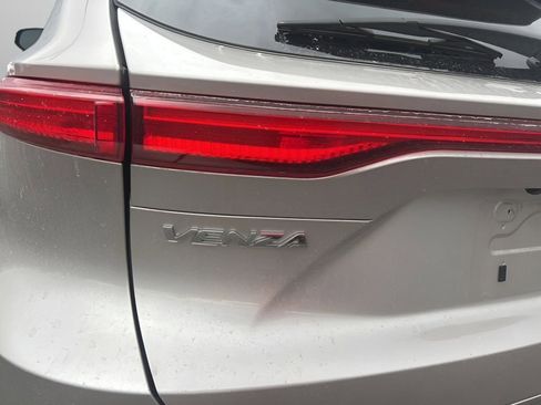 Used 2024 Toyota Venza XLE image 15