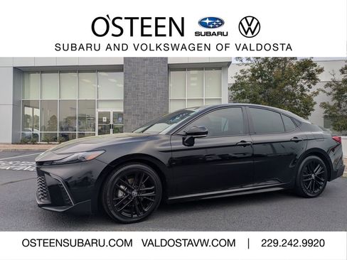 Used 2025 Toyota Camry SE w/ Convenience Package image 1