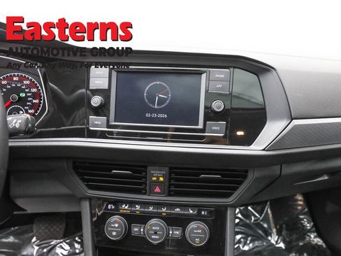 Used 2021 Volkswagen Jetta SE w/ SE Cold Weather Package image 12