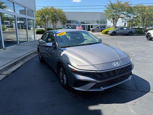 Used 2024 Hyundai Elantra SEL FWD image 5