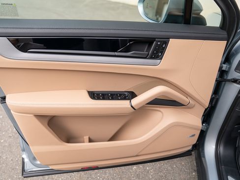 Certified 2025 Porsche Cayenne Coupe AWD/4WD image 10