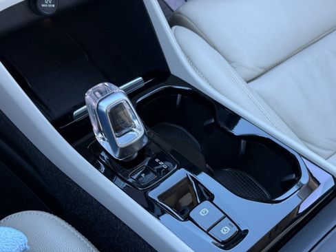 Used 2023 Volvo XC40 B5 Plus image 37