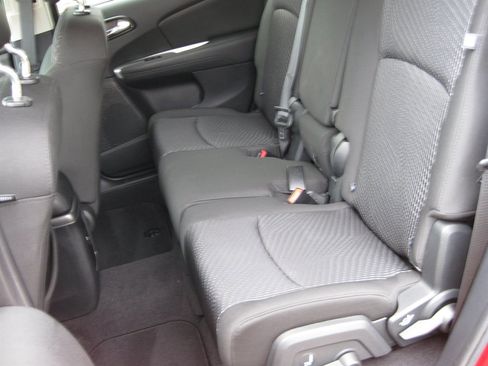 Used 2016 Dodge Journey SE w/ Flexible Seating Group image 24