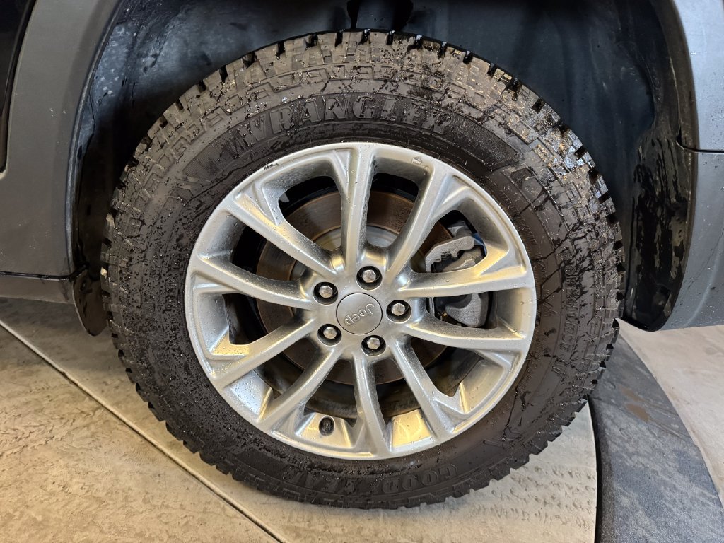 Used 2022 Jeep Cherokee Latitude Lux AWD/4WD image 24
