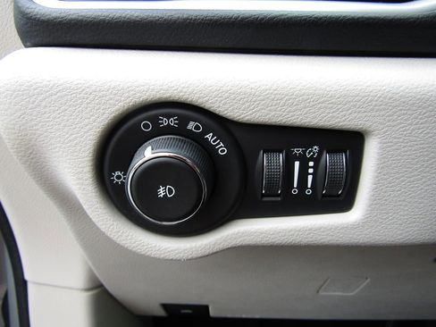 Used 2017 Chrysler Pacifica Touring-L image 12