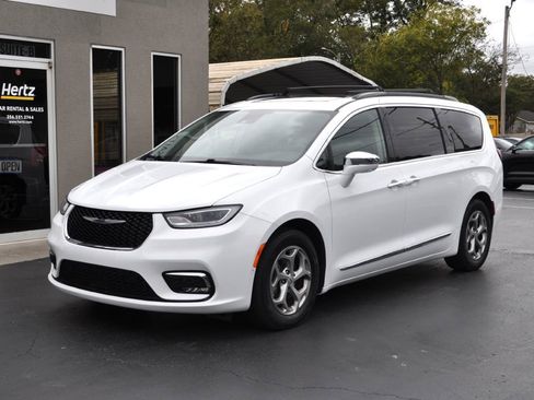 Used 2022 Chrysler Pacifica Limited image 3