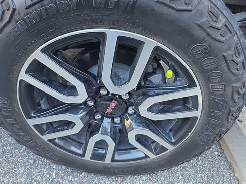 Used 2024 GMC Sierra 1500 AT4 w/ Technology Package image 8