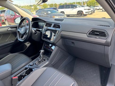 Used 2024 Volkswagen Tiguan SE AWD/4WD image 19