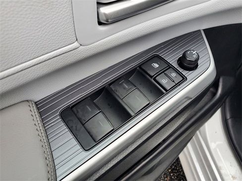 Used 2025 Toyota Sienna XLE image 17
