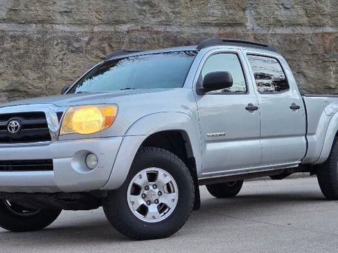 Used 2005 Toyota Tacoma PreRunner image 4
