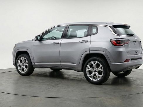 Used 2025 Jeep Compass Latitude AWD/4WD image 6