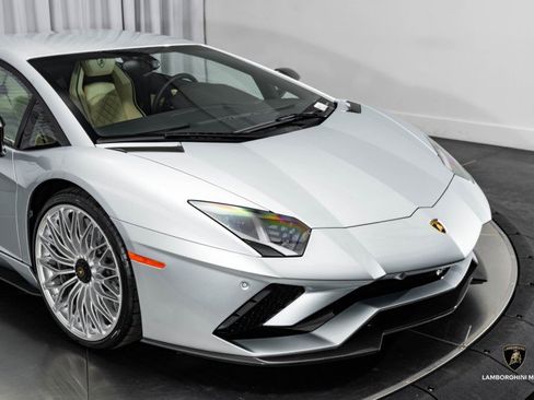 Used 2018 Lamborghini Aventador S image 2