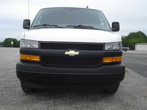 Used 2021 Chevrolet Express 2500 RWD image 3