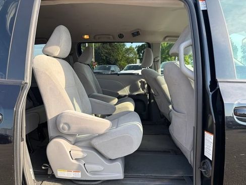 Used 2018 Toyota Sienna LE w/ Carpet Mat Package AWD/4WD image 12