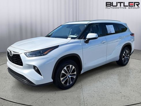 Used 2023 Toyota Highlander XLE FWD image 1