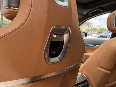 Used 2023 BMW 740i w/ Parking Assistance Package image 39