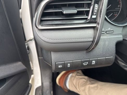 Used 2019 Toyota Camry SE FWD image 19
