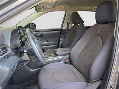 Used 2023 Toyota Highlander LE AWD/4WD image 11