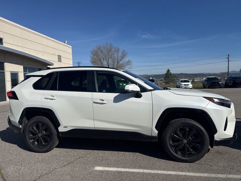 Used 2022 Toyota RAV4 SE w/ Convenience Package image 5