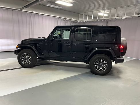 Used 2025 Jeep Wrangler Unlimited Sahara AWD/4WD image 4