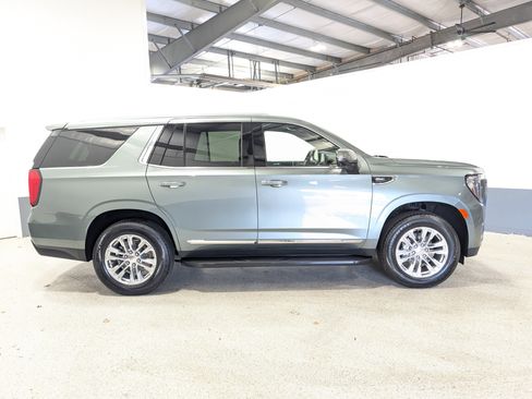 Used 2024 GMC Yukon SLT w/ SLT Luxury Package image 2