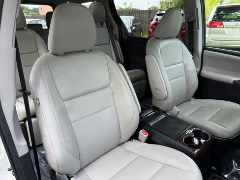 Used 2018 Toyota Sienna Limited Premium FWD image 29