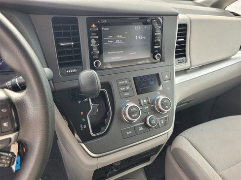 Used 2020 Toyota Sienna LE image 22