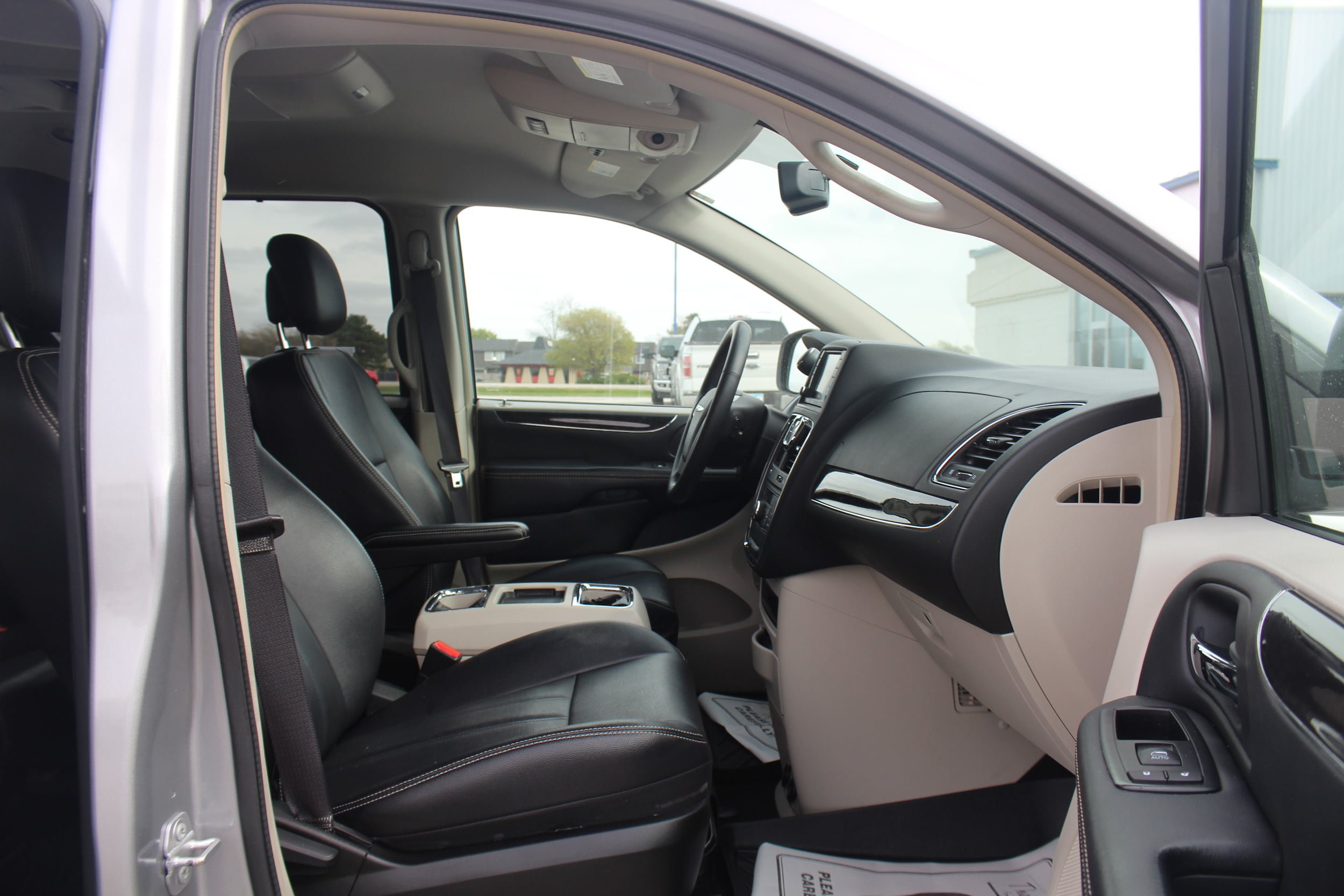 Used 2015 Chrysler Town & Country Touring w/ Trailer Tow Group FWD image 19