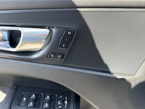 Used 2022 Volvo XC60 B5 Momentum w/ Climate Package FWD image 36