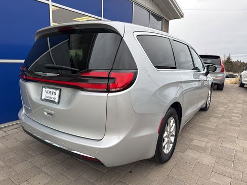 Used 2024 Chrysler Pacifica Touring-L image 6