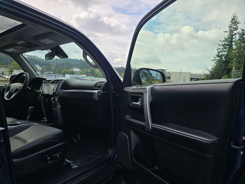 Used 2020 Toyota 4Runner SR5 Premium w/ Moonroof Package AWD/4WD image 29
