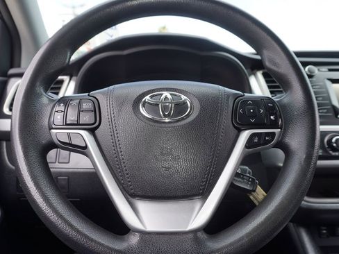 Used 2019 Toyota Highlander LE FWD image 19