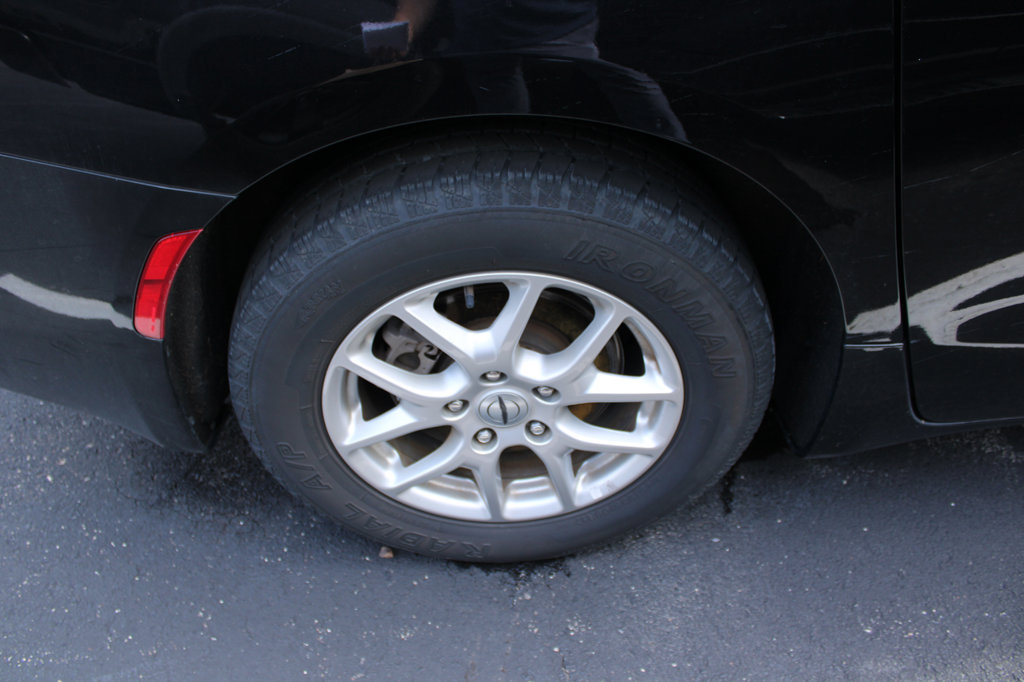 Used 2024 Chrysler Voyager LX FWD image 3
