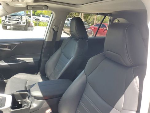 Used 2022 Toyota RAV4 XLE Premium image 19